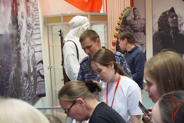 В НАО подшефной Росгвардии детско-юношеской организации торжественно вручили сертификат о регистрации